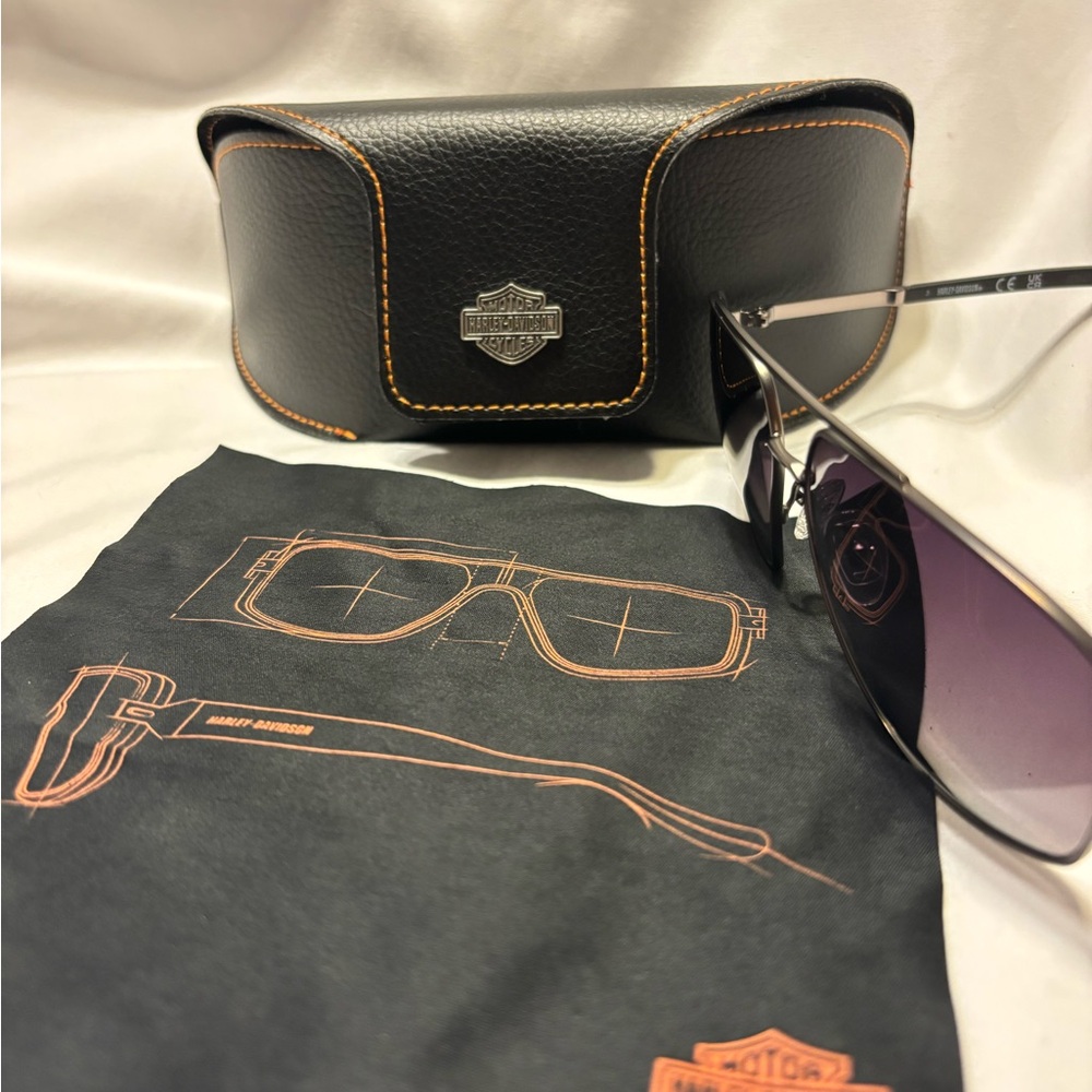 Harley-Davidson Black Sunglasses & Leather Sunglasses Holder